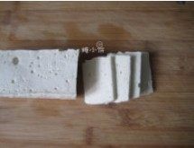 1、孜然千页豆腐,页豆腐切成厚约4MM的片，青蒜洗净切段备用