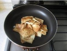 3、孜然千页豆腐,锅内爆香干辣椒，放入煎好的豆腐片翻炒