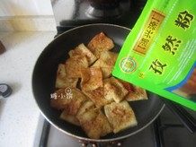 4、孜然千页豆腐,在表面撒一层孜然粉，拌匀