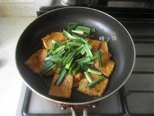 5、孜然千页豆腐,加入青蒜翻炒至微瘪，加酱油料酒蚝油调味，加少许糖提鲜即可