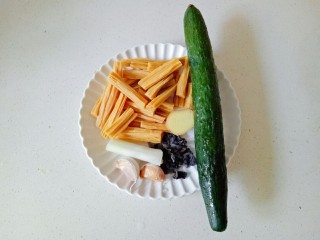 1、黄瓜拌腐竹,准备好需要的食材