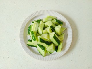 2、黄瓜拌腐竹,黄瓜清洗干净切块