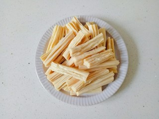 3、黄瓜拌腐竹,腐竹提前泡软