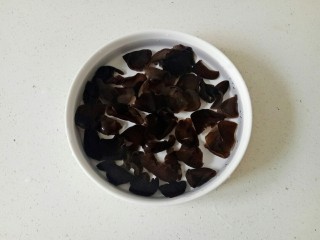 4、黄瓜拌腐竹,干木耳提前泡发