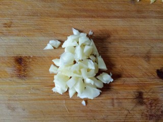 5、黄瓜拌腐竹,蒜切蒜粒