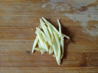 6、黄瓜拌腐竹,姜切丝