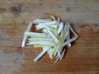 7、黄瓜拌腐竹,葱切丝