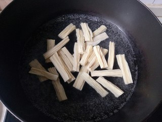 8、黄瓜拌腐竹,锅中加入适量清水煮开，放入腐竹焯水2分钟捞出过凉水