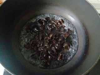 9、黄瓜拌腐竹,干木耳焯水1分钟捞出过凉水