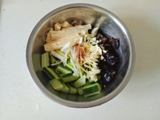 12、黄瓜拌腐竹,加入盐和五香粉