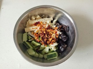 13、黄瓜拌腐竹,加入醋，生抽，香油，辣椒油