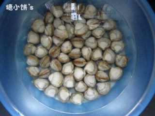 1、酒蒸蛤蜊,白蛤在盆里养一天吐干净泥沙~期间多换几次水