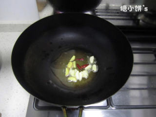 2、酒蒸蛤蜊,切蒜片，姜条，葱花备用。起油锅，下姜蒜和干红辣椒爆香