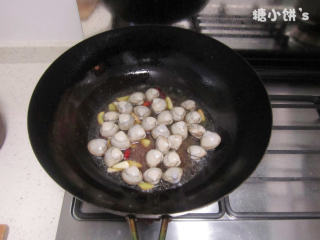 3、酒蒸蛤蜊,白蛤沥水后放入翻炒后立即烹入大量料酒加盖焖制