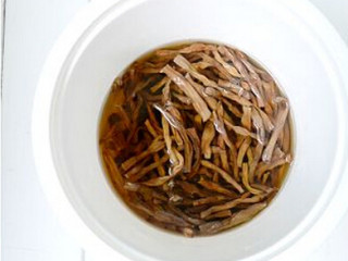 1、干豆角香焖五花肉,豆角干提前一晚用水泡软，沥干水份切成长段备用