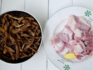 2、干豆角香焖五花肉,五花肉洗净切成大块，姜去皮切片备用