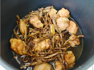 5、干豆角香焖五花肉,将所有的材料倒进电高压锅内，压20分钟至肉块软烂