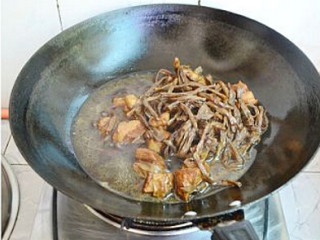 6、干豆角香焖五花肉,将压好的材料重新倒回到锅内，中火烧至汤汁浓稠