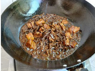 7、干豆角香焖五花肉,收浓汁后取出装盘食用