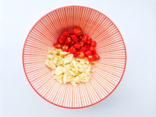 4、响油黄瓜卷,蒜末小米椒切碎放入碗中，