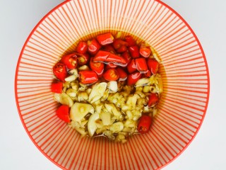 5、响油黄瓜卷,淋入一大勺热油。