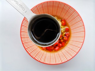 7、响油黄瓜卷,2勺酱油。