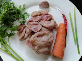 1、凉拌鸡胗,准备好所需材料