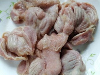 2、凉拌鸡胗,撒适量盐将鸡胗反复搓洗