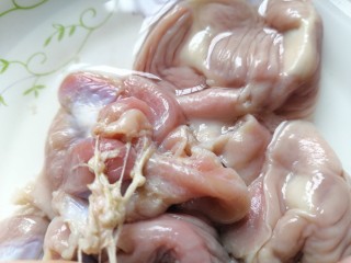 3、凉拌鸡胗,撕去筋膜并清洗干净