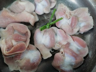 4、凉拌鸡胗,将鸡胗焯水