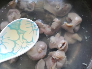 5、凉拌鸡胗,沸腾出沫后撇去浮沫并加适量黄酒去腥