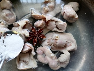 6、凉拌鸡胗,放一个茴香和适量盐继续煮鸡胗