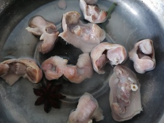 7、凉拌鸡胗,煮到筷子戳的动即可关火