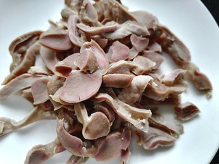 8、凉拌鸡胗,将鸡胗切成薄片