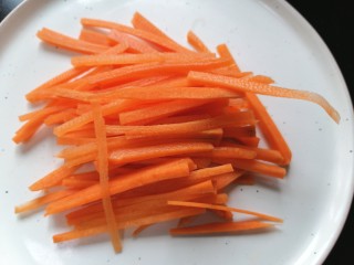 10、凉拌鸡胗,胡萝卜切成丝