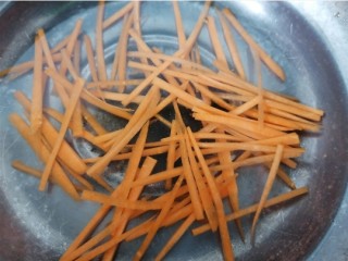 11、凉拌鸡胗,放入锅内焯水