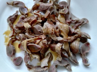 12、凉拌鸡胗,开始给鸡胗调味先倒适量生抽