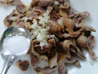 13、凉拌鸡胗,放蒜末、醋、盐和白糖各适量