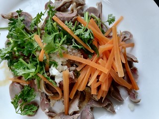 14、凉拌鸡胗,将香菜和胡萝卜也和鸡胗放一起