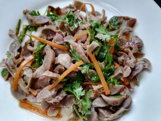 15、凉拌鸡胗,最后浇上热油搅拌均匀即可