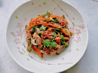 16、凉拌鸡胗,装盘