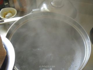 2、粵菜经典【白切鸡】 泡鸡秘诀保证肉质嫩滑,准备一口大锅，最好是深锅（一定要可以把整只鸡泡进去的），烧一锅水。