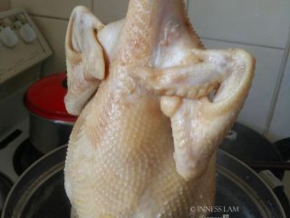 4、粵菜经典【白切鸡】 泡鸡秘诀保证肉质嫩滑,让鸡腹腔内充满水以后过几秒种，把鸡提起来，让腹腔内的水流出来，再轻轻抖一下。再重复这个泡鸡、提鸡的动作2遍。第二遍和第三遍均为10秒（大火）
