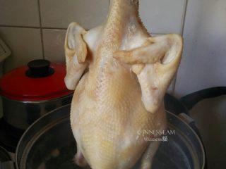 6、粵菜经典【白切鸡】 泡鸡秘诀保证肉质嫩滑,捞起来抖一抖水。再放进去，泡8分钟，捞起来，抖水。