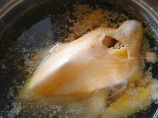 7、粵菜经典【白切鸡】 泡鸡秘诀保证肉质嫩滑,再次浸泡约5分钟，鸡就熟了。