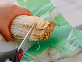 2、凉拌金针菇,把金针菇的根部剪掉。