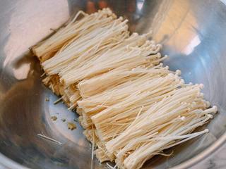 3、凉拌金针菇,用手把金针菇撕开。