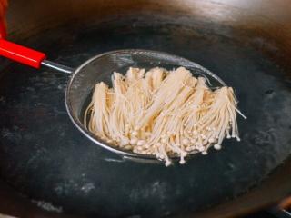 5、凉拌金针菇,金针菇已经变成软软的啦。捞起来，沥干，装盘。