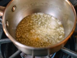 6、凉拌金针菇,中火热油，加入蒜末，翻炒10秒左右即可，不需要太熟。