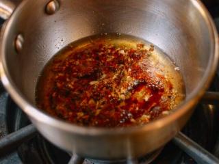 7、凉拌金针菇,加入辣椒酱蚝油、酱油、醋、生抽。